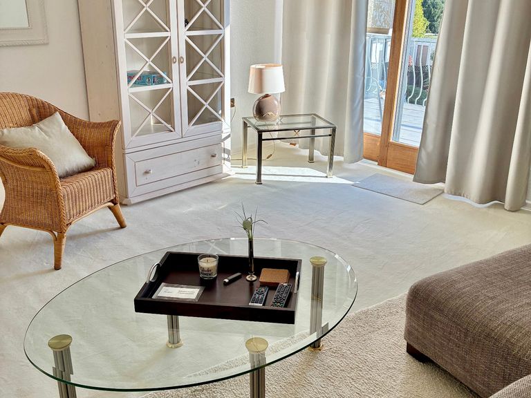 Das helle und geräumige Wohnzimmer